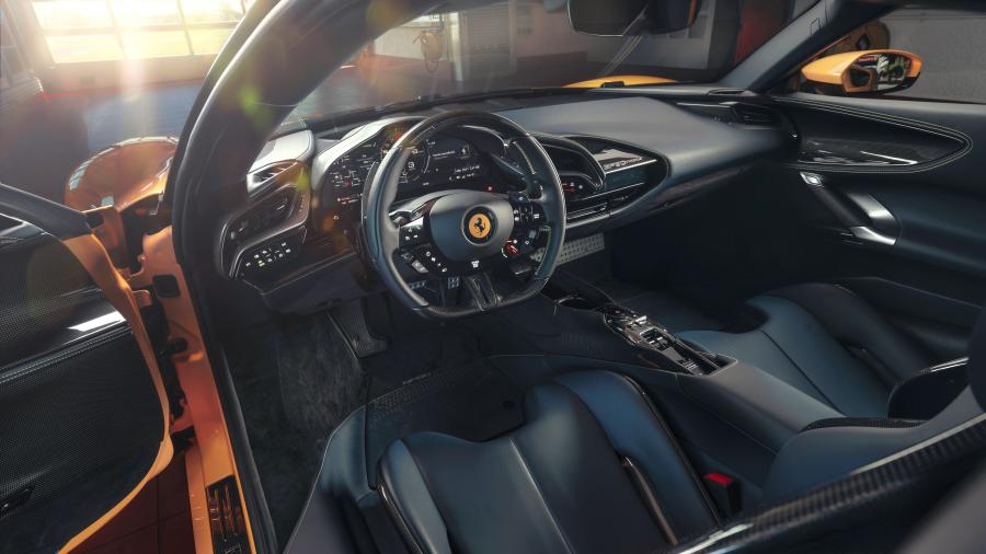 Интерьер Ferrari SF90 Stradale (F173) 2019 года  (фото 18 из 47)